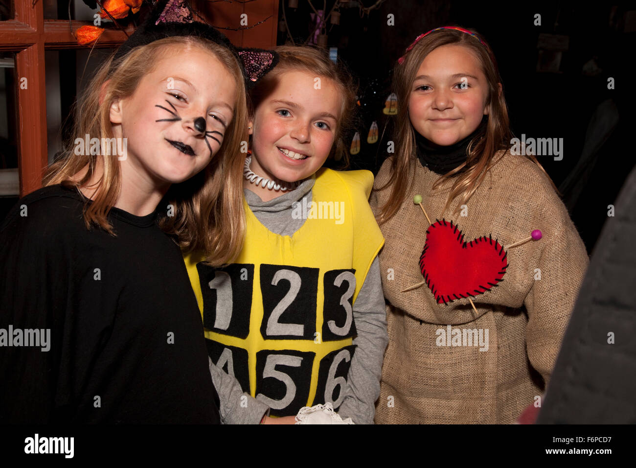 Trois professionnels in cat, clavier et coeur costumes bénéficiant d'une nuit de Halloween trucs ou des friandises. St Paul Minnesota MN USA Banque D'Images