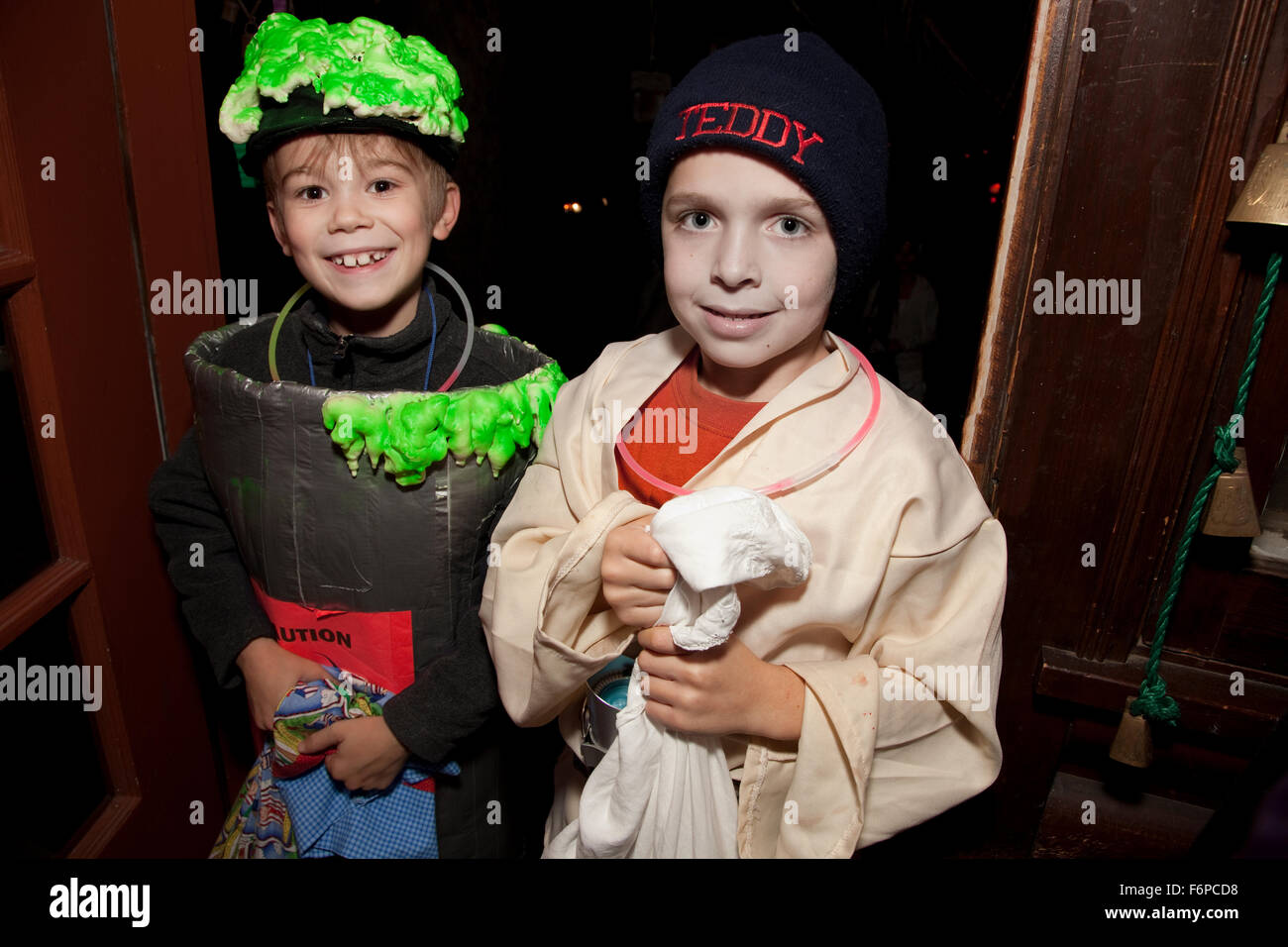 Les garçons de trick or treat Halloween costumes des ordures. St Paul Minnesota MN USA Banque D'Images