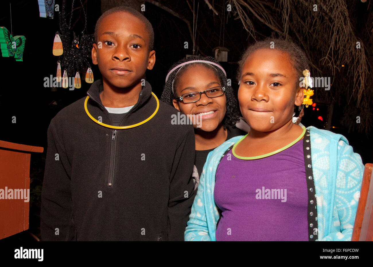 Trois enfants afro-américains des friandises de l'Halloween. St Paul Minnesota MN USA Banque D'Images