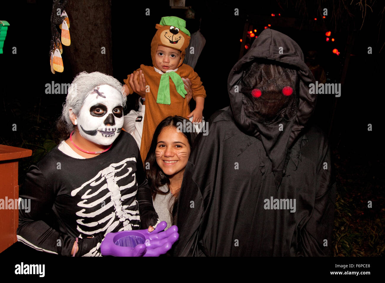 Trucs et astuces effrayant ou traiter les enfants en costume Halloween chat squelette. St Paul Minnesota MN USA Banque D'Images