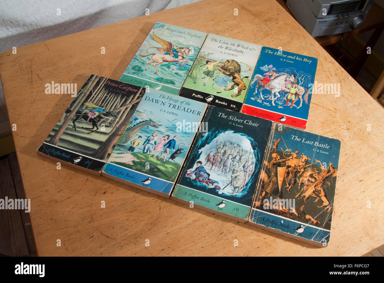 Sept contes Narnia de poche de l'auteur C S Lewis dans l'éditeur britannique Puffin Editions destinées au plus jeune lecteur Banque D'Images