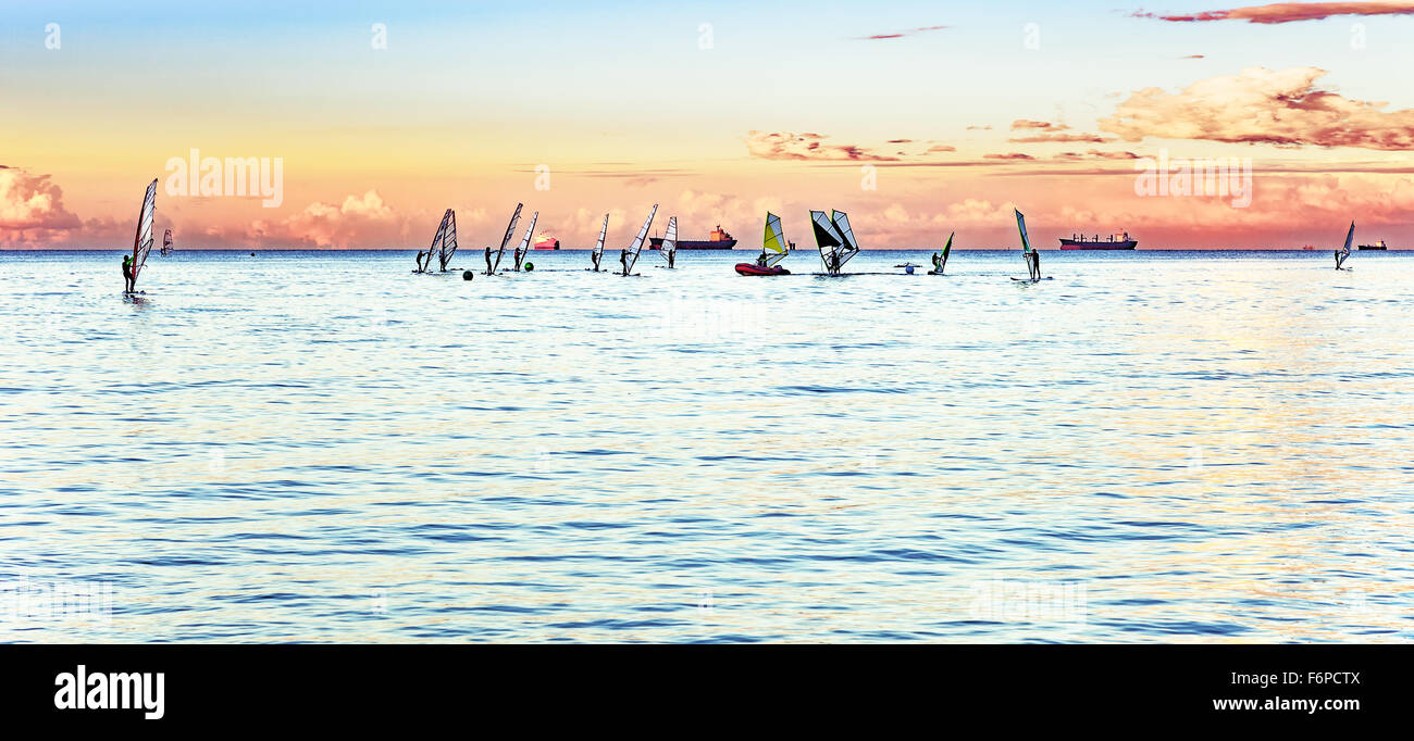 Session de planche à voile sur la mer au coucher du soleil. Banque D'Images