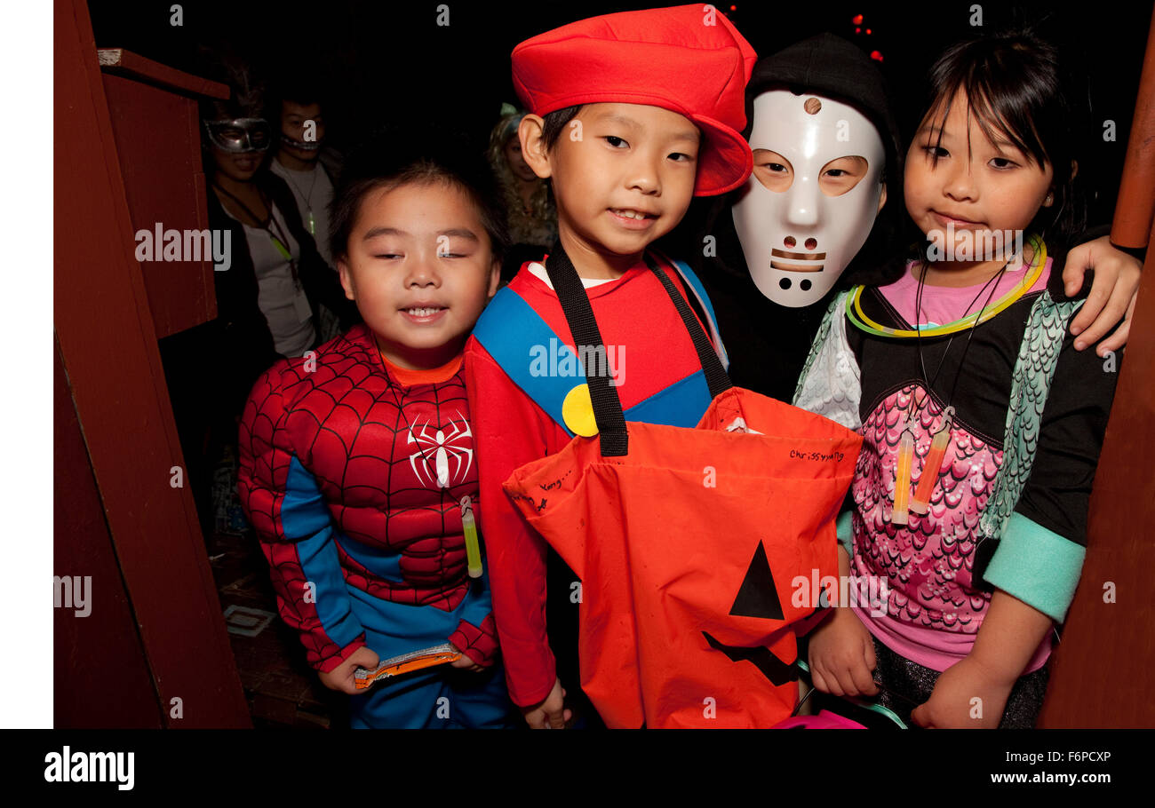 Spiderman en costume Halloween trick enfants américains d'origine asiatique et le traitement. St Paul Minnesota MN USA Banque D'Images