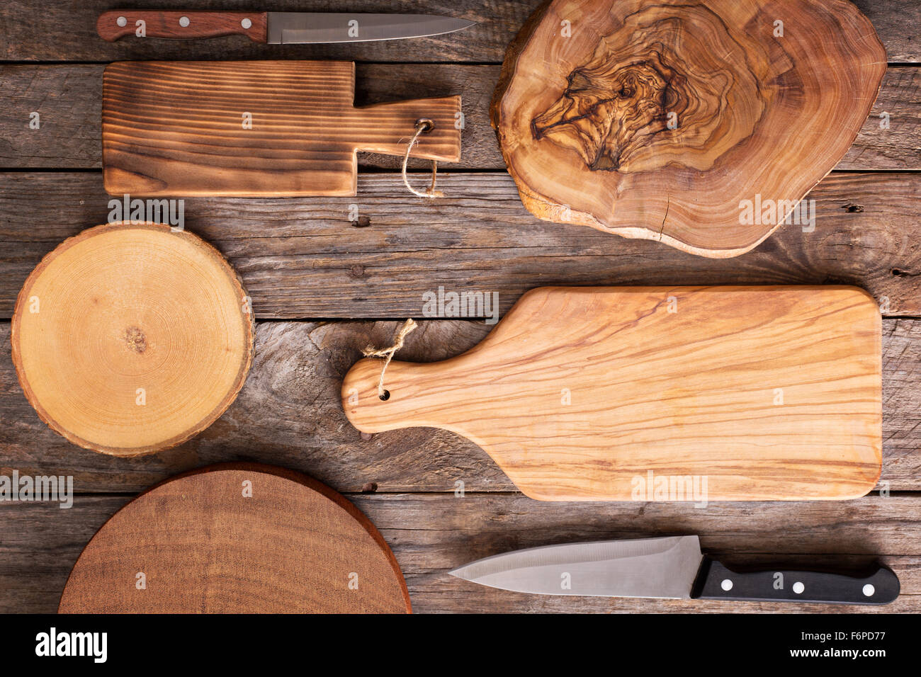 Fond de bois avec beaucoup de planches à découper et les couteaux Banque D'Images