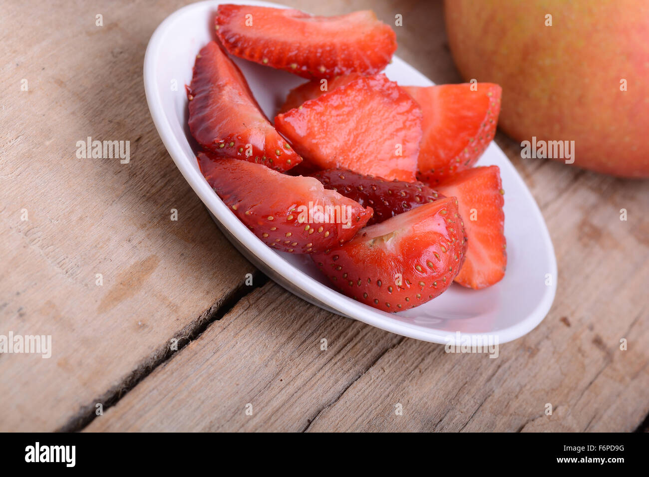 Tranches de fraise et de pomme, gros plan Banque D'Images