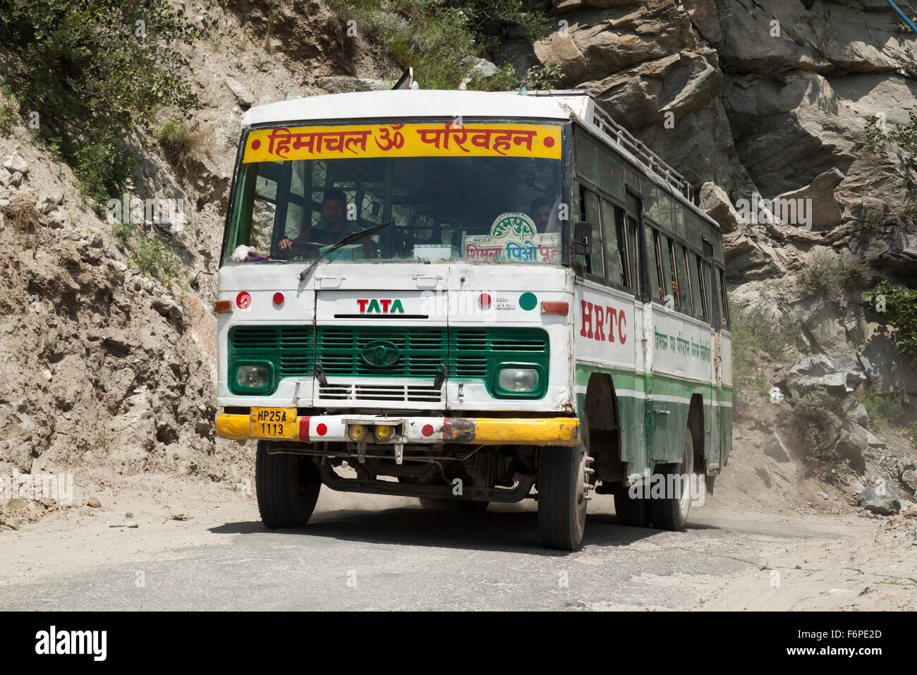 Himachal state transport corporation négocie bus col de montagne de l'himalaya dangereux Banque D'Images