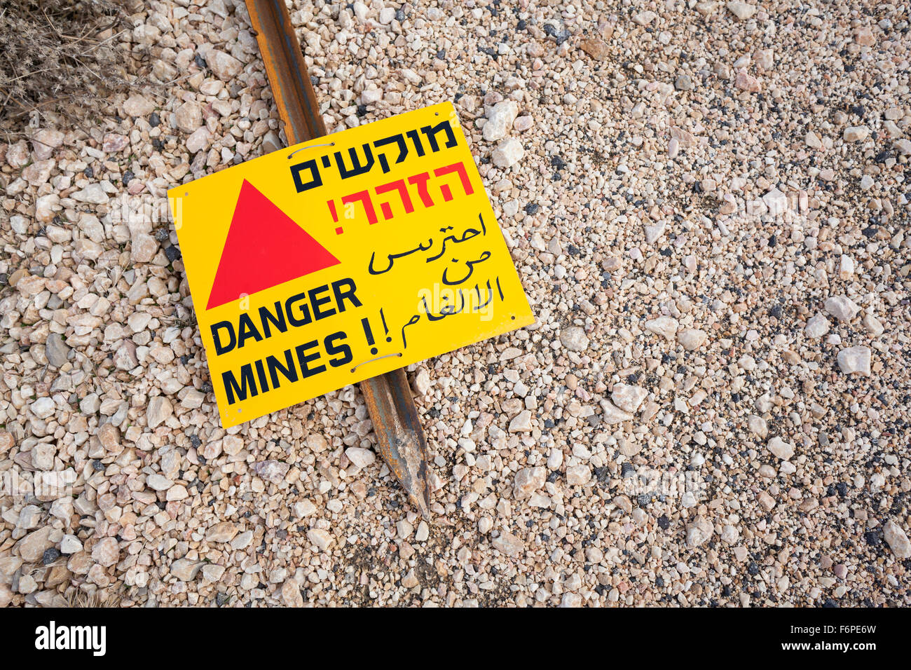 Champ de mines panneau d'avertissement en Hébreu, Arabe et anglais au Mont Hermon. Hauteurs du Golan. Israël. Banque D'Images