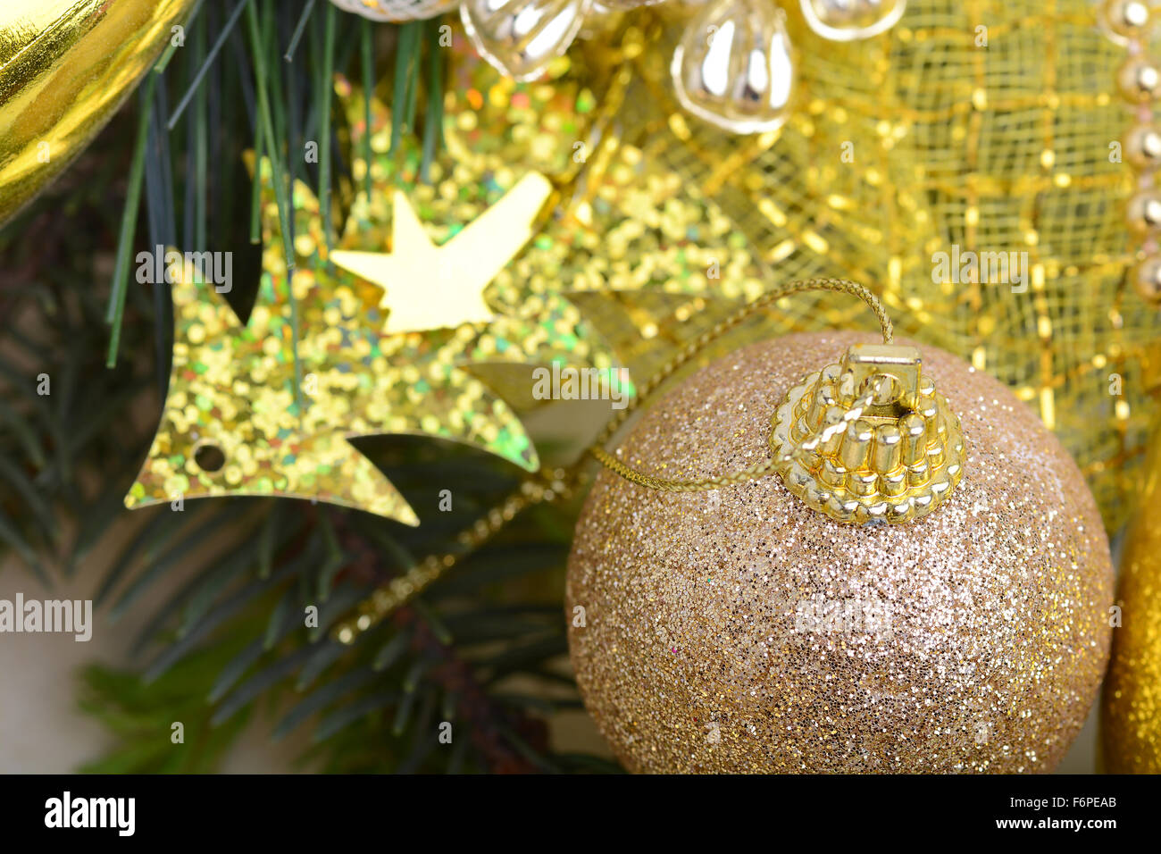 Cadeaux de luxe en vertu de l'arbre de Noël, Nouvelle Année accueil décorations, golden rétractable de Santa présente, festif sapin décoré Banque D'Images