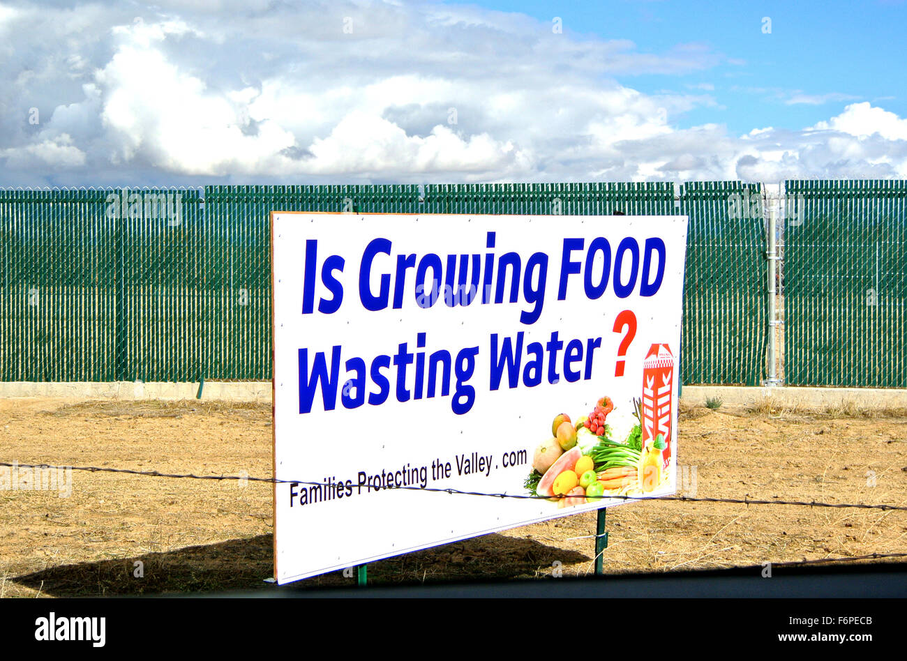 Inscrivez-vous pour protester contre la pénurie d'eau causée par l'état gov. près de frresno dans Central Valley en Californie Banque D'Images