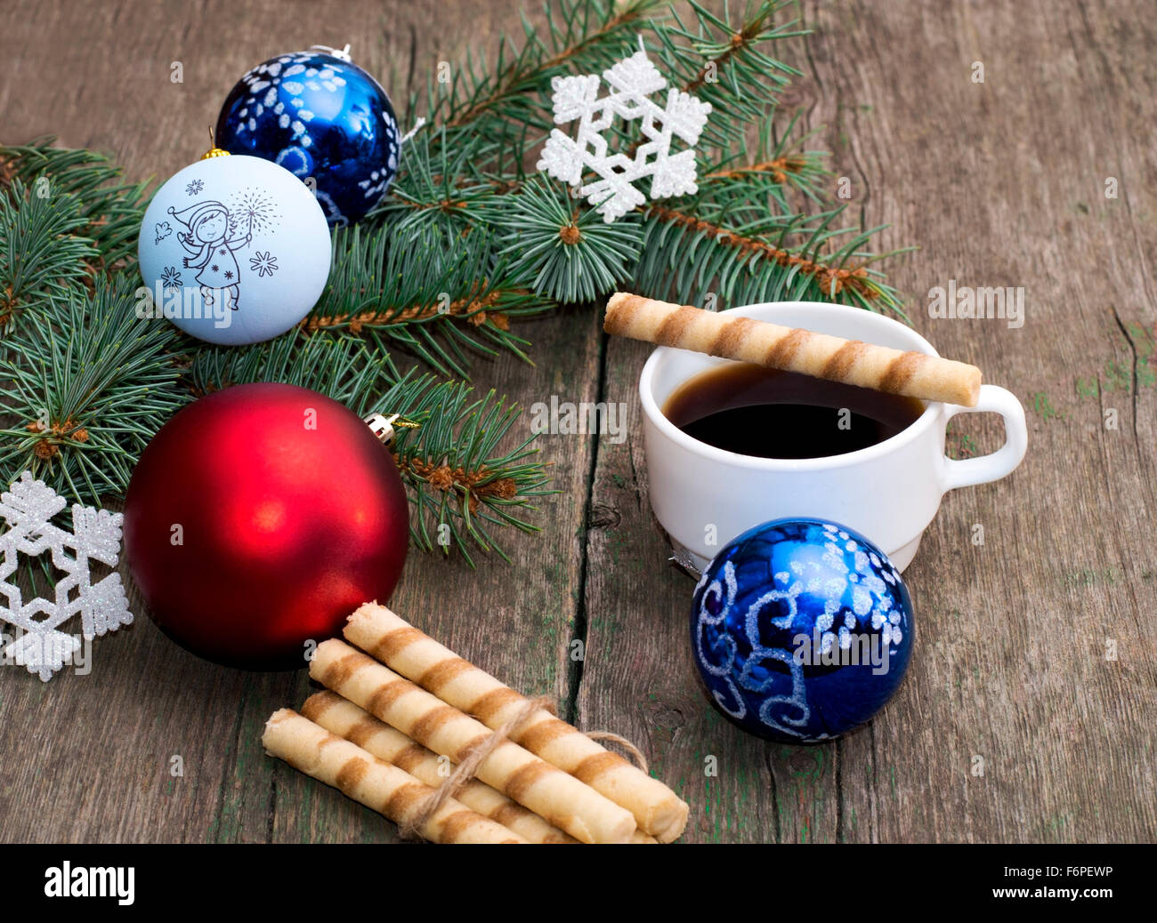 La direction générale de sapins décorés de sphères et d'un flocon de neige et la café Banque D'Images