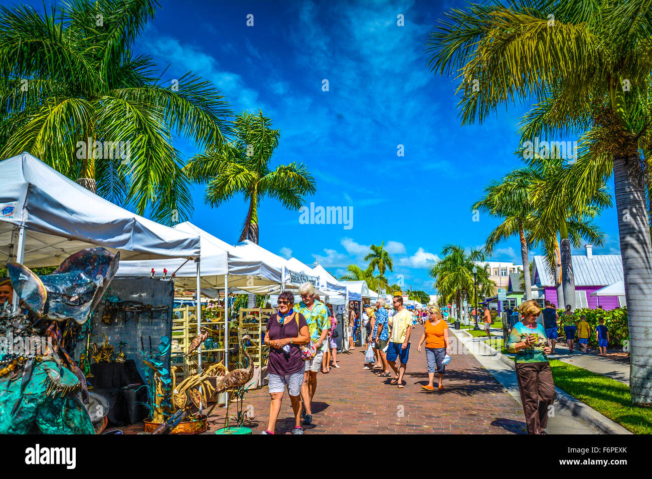 Les uns flânant arts festival en Floride, l'affichage de la vie artistique inspirée de la mer art et décor, profiter de la vie Banque D'Images