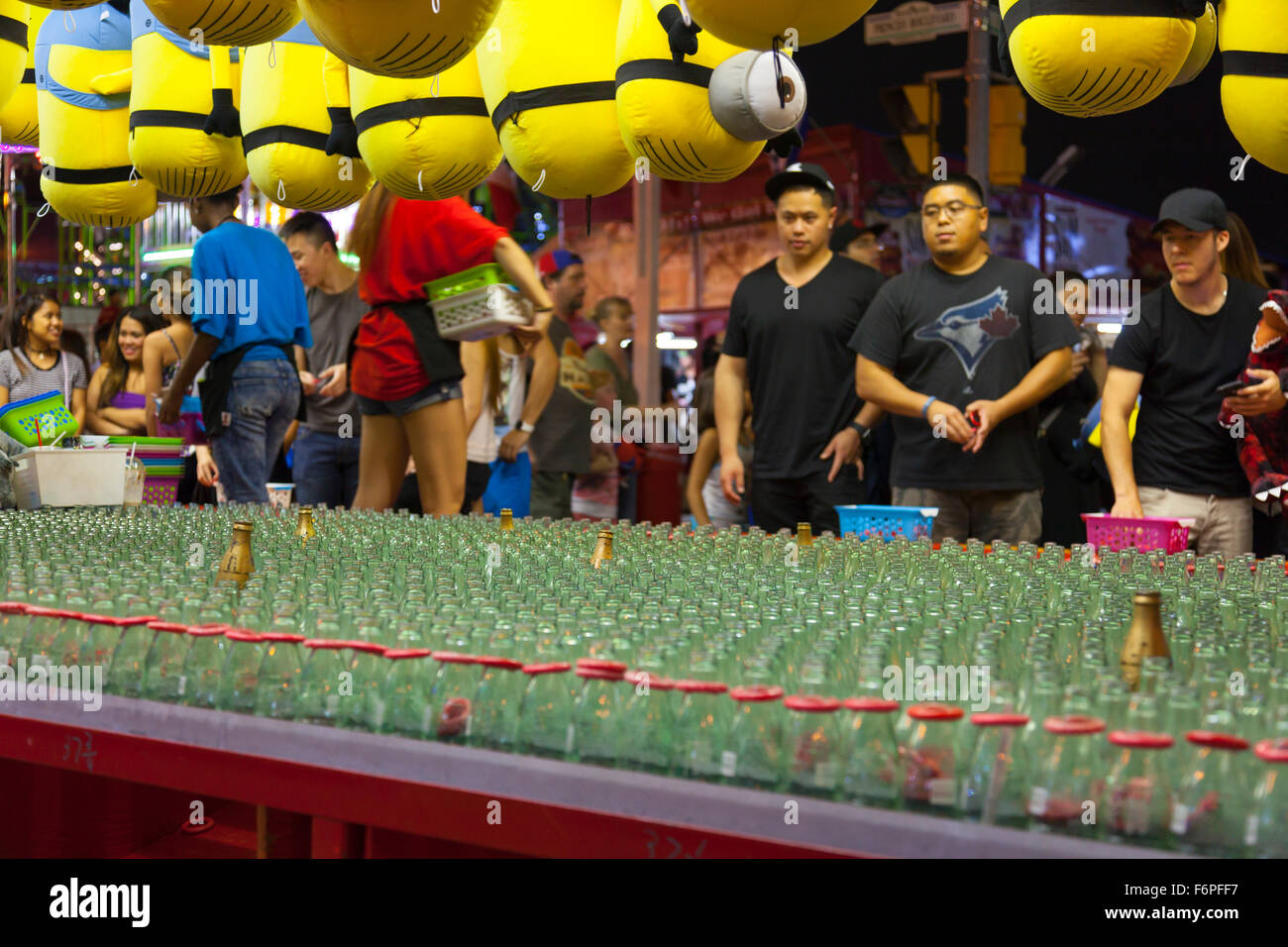 Le Ring Toss jeu. Exposition nationale canadienne (CNE), Toronto, Ontario, Canada. Banque D'Images