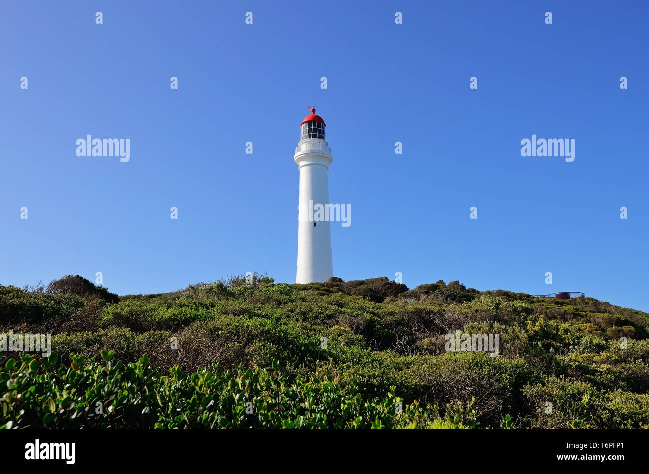 Split Point Lighthouse avec ciel bleu, Victoria, Australie. Banque D'Images