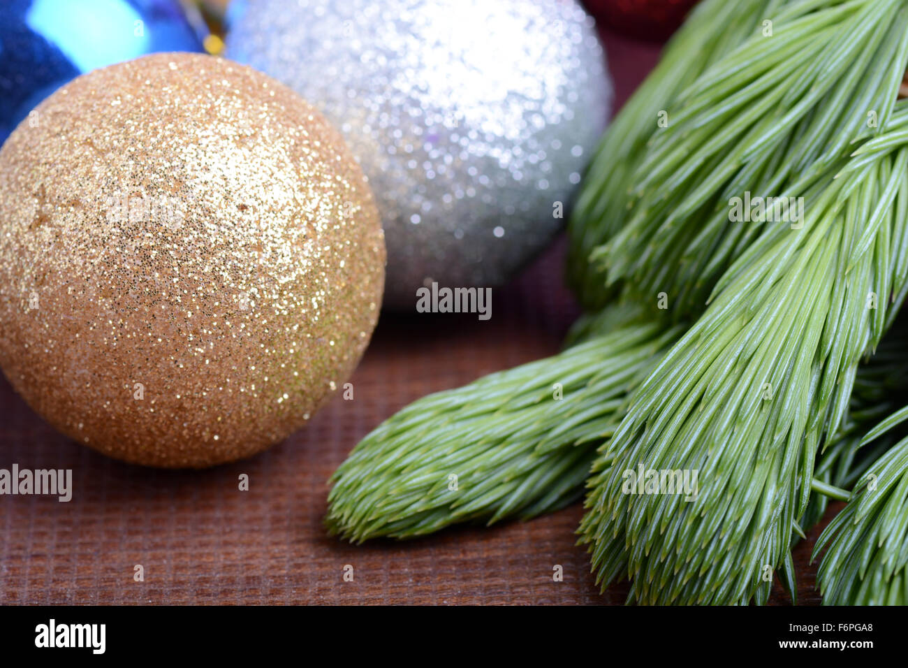 Decorated Christmas Tree - vacances arrière-plan, la direction générale de l'arbre vert veille close up avec des boules de Noël Banque D'Images