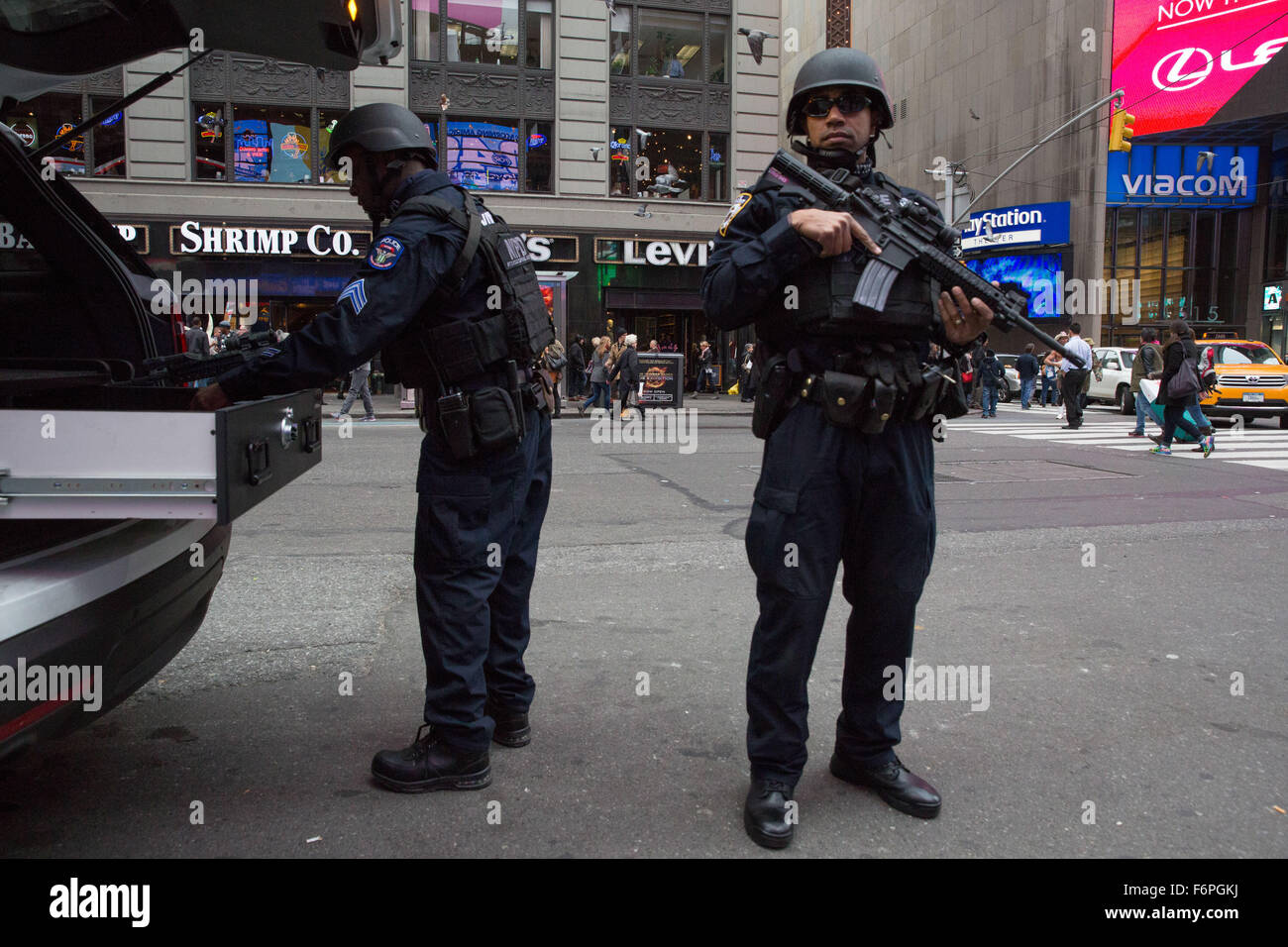 New York, New York, USA. 18 Nov, 2015. Le NYPD a augmenté la sécurité dans Times Square à New York en raison des attaques terroristes à Paris. Crédit : Scott Houston/Alamy Live News Banque D'Images