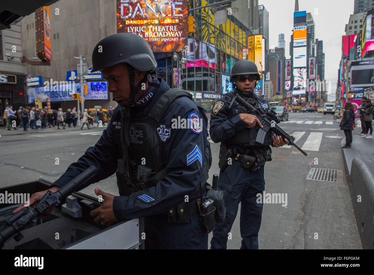New York, New York, USA. 18 Nov, 2015. Le NYPD a augmenté la sécurité dans Times Square à New York en raison des attaques terroristes à Paris. Crédit : Scott Houston/Alamy Live News Banque D'Images