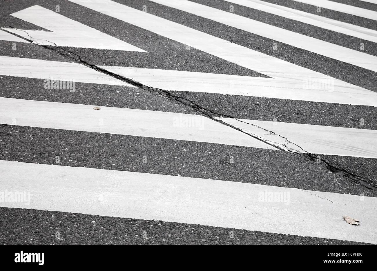 La route d'asphalte de couleur gris foncé avec passage pour piétons signalisation zebra, résumé d'arrière-plan de transport Banque D'Images