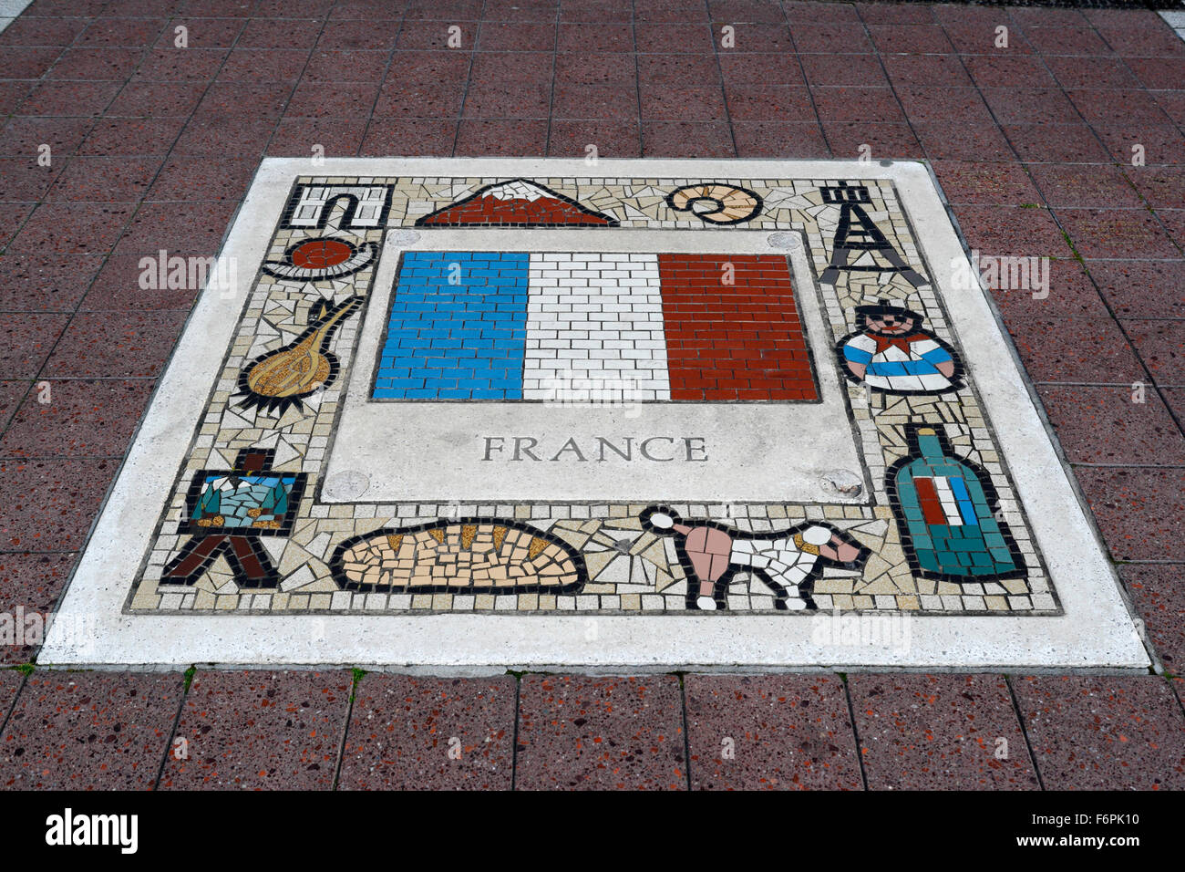 Drapeau national en mosaïque de la promenade le long du Millennium Stadium Cardiff Wales UK. Banque D'Images