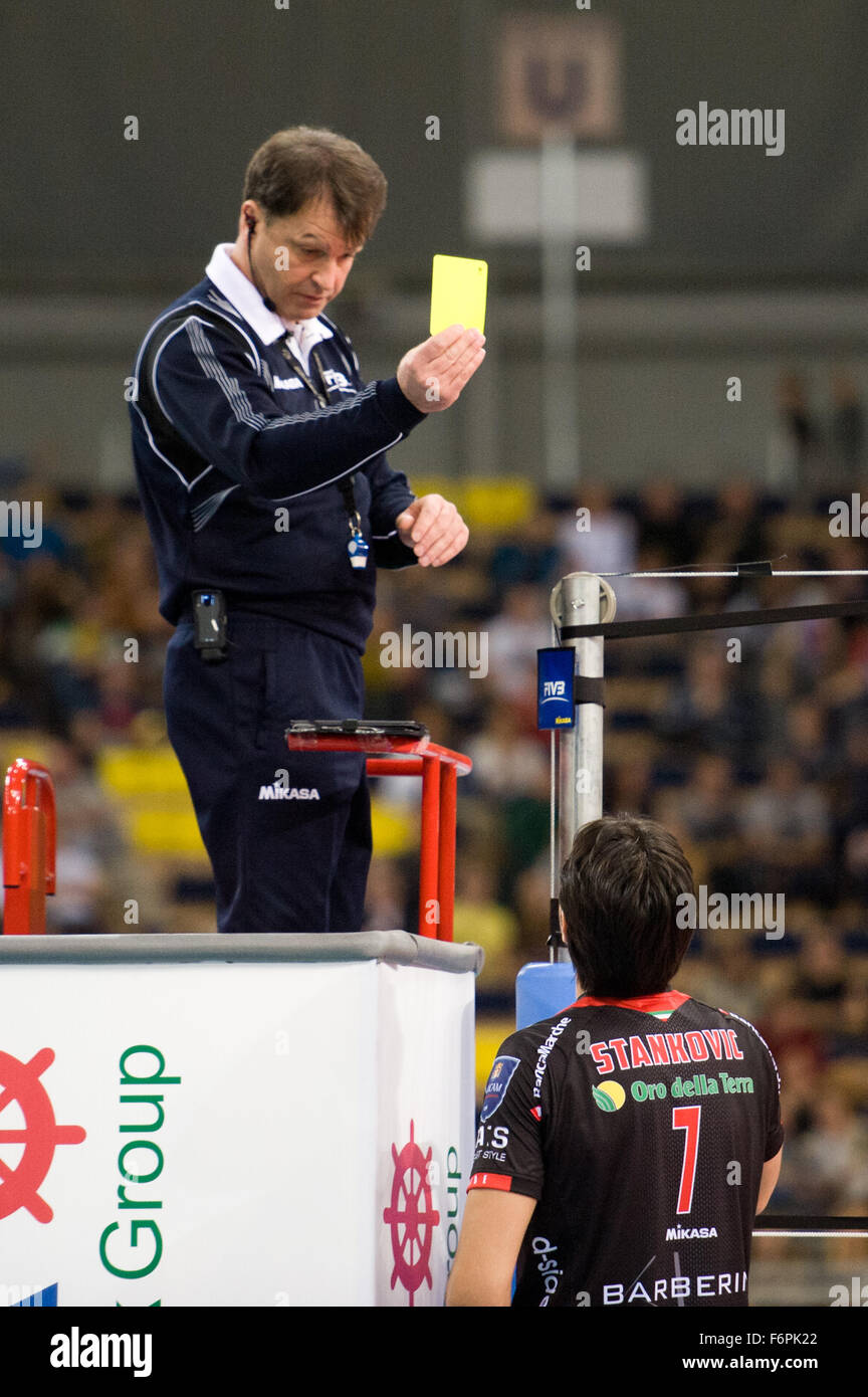 Lodz, Pologne. 18 novembre, 2015. Dragan Stankovic d amendes arbitre Cucine Lube Civitanova avec carte jaune, pendant le match contre PGE Skra Belchatow en 2016. La Ligue des Champions de DenizBank CEV Cucine Lube bat Skra Belchatow 3-1. Credit : Marcin Rozpedowski/Alamy Live News Banque D'Images