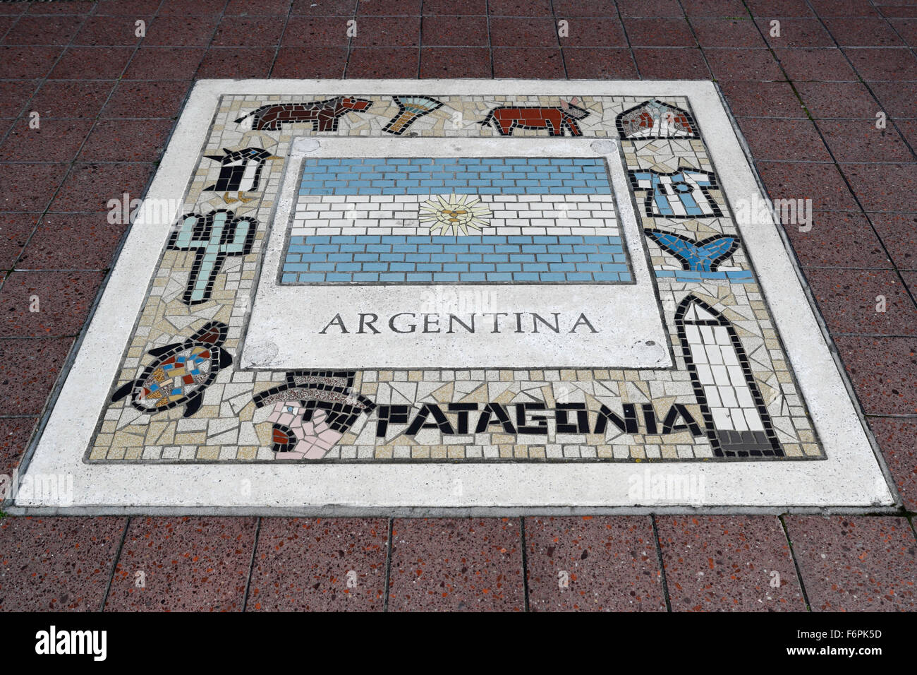 L'Argentine dans la mosaïque du drapeau national aux côtés de l'allée du stade du millénaire, Cardiff au Pays de Galles au Royaume-Uni. Banque D'Images