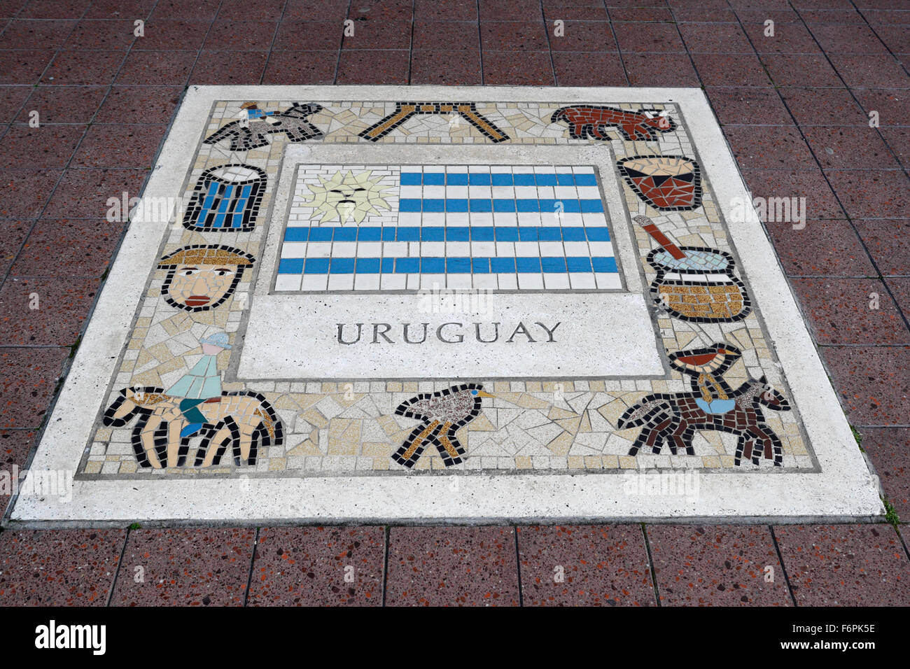Drapeau national de l'Uruguay en mosaïque de la promenade le long du Millennium Stadium Cardiff Wales UK. Banque D'Images