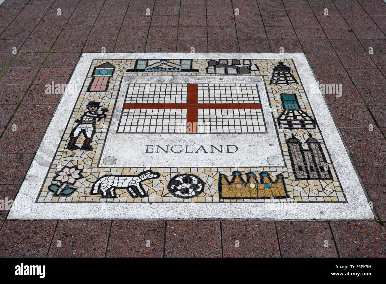 Drapeau anglais mosaïque dans l'allée à côté du stade du millénaire, Cardiff au Pays de Galles au Royaume-Uni. Banque D'Images