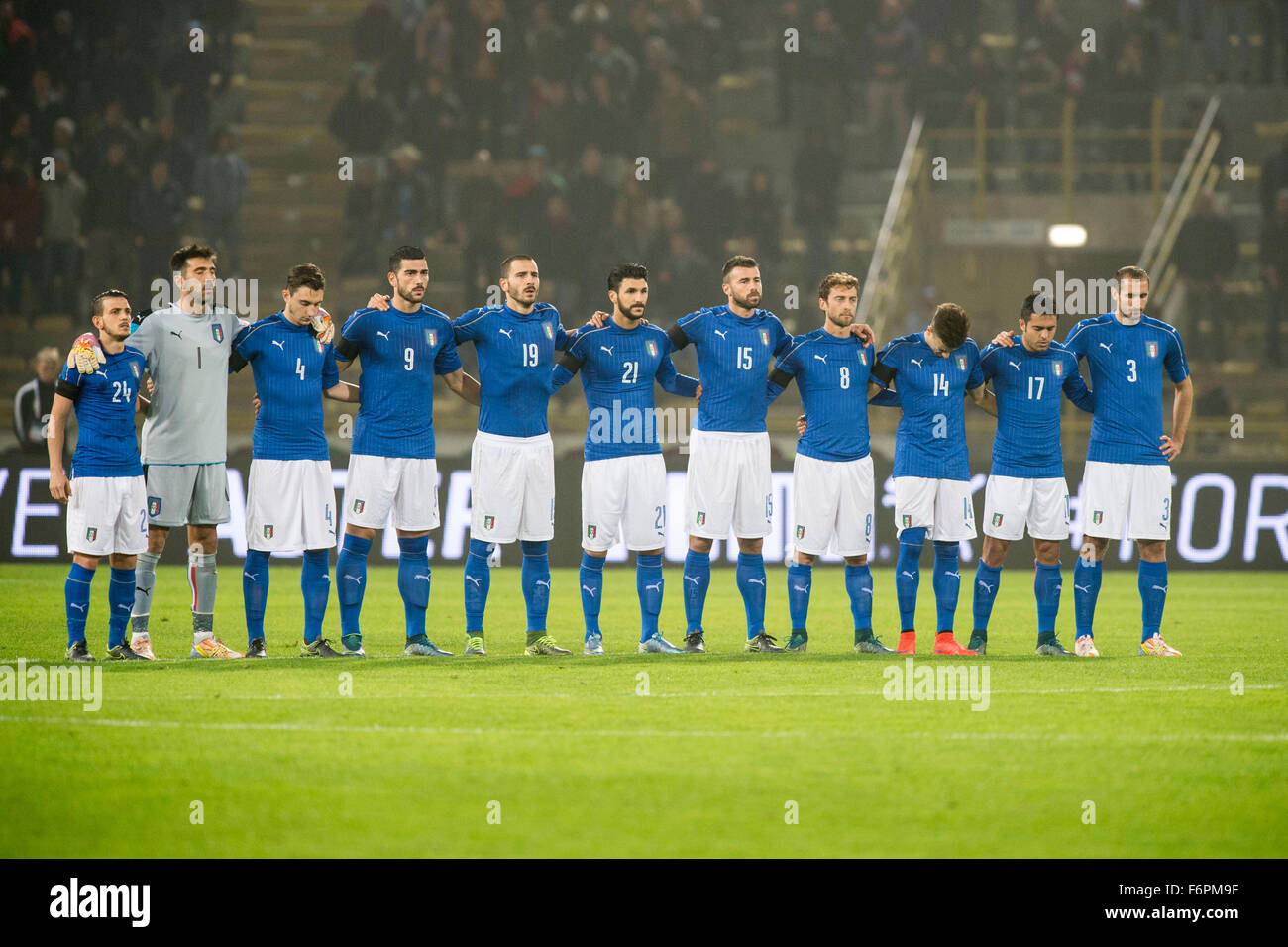 Bologne, Italie. 17 novembre, 2015. Groupe de l'équipe de l'Italie (ITA) Football/soccer : les joueurs à observer une minute de silence pour les victimes de l'attaque de Paris avant le match amical entre l'Italie 2-2 Roumanie au Stadio Renato Dall'ara de Bologne, Italie . © Enrico Calderoni/AFLO SPORT/Alamy Live News Banque D'Images