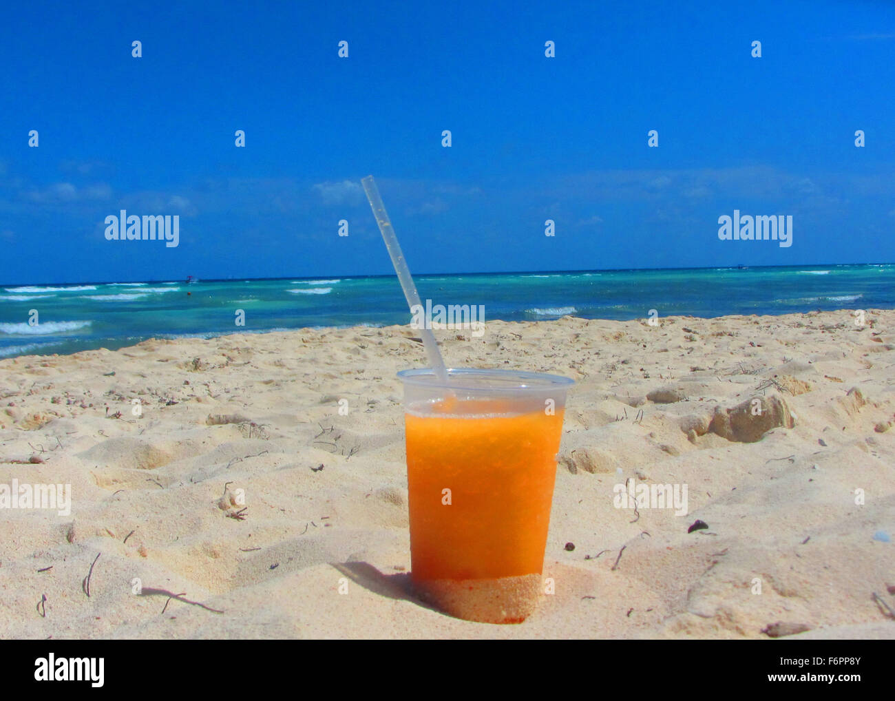 Boisson à l'orange sur la plage dans les sables de la Riviera Mexicaine Banque D'Images