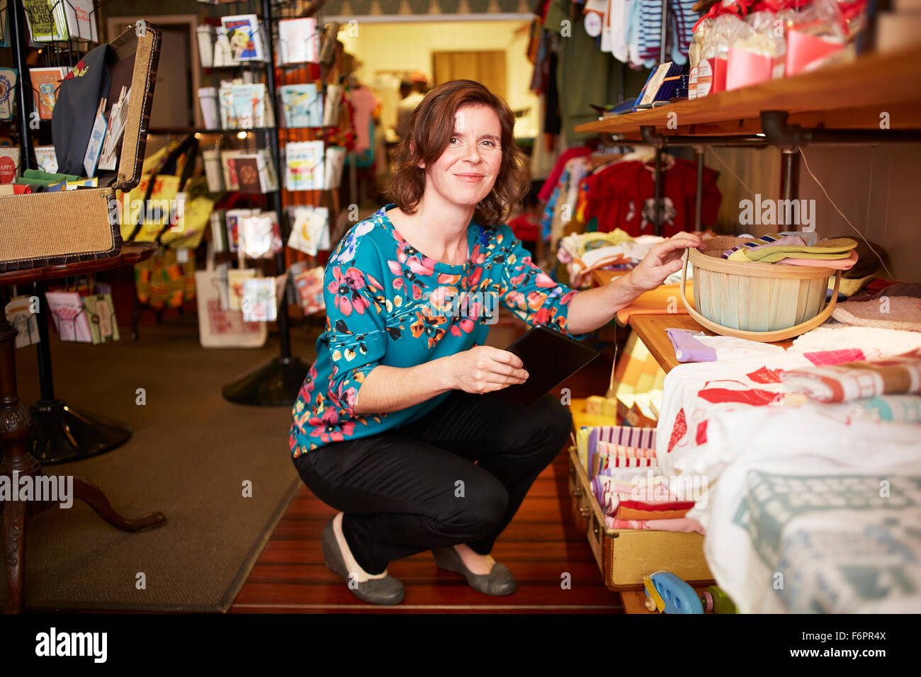 Caucasian woman shopping in store Banque D'Images