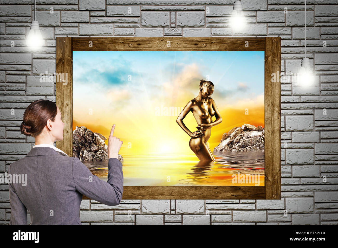 Femme d'affaires point sur la peinture Banque D'Images