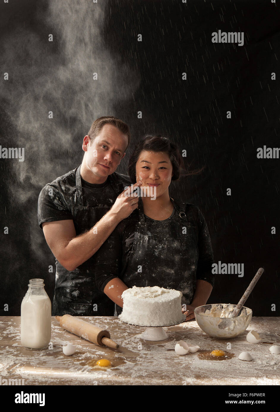 Messy couple baking cake Banque D'Images