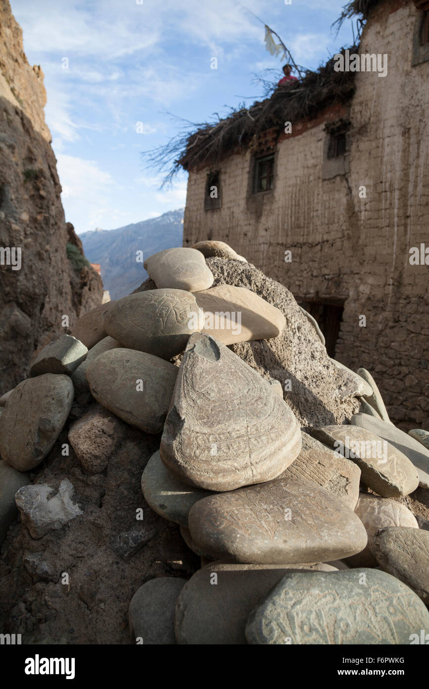 Pierres de prière près du monastère de Dhankar bouddhiste dans la région himalayenne de l'Himachal Pradesh, Inde Banque D'Images