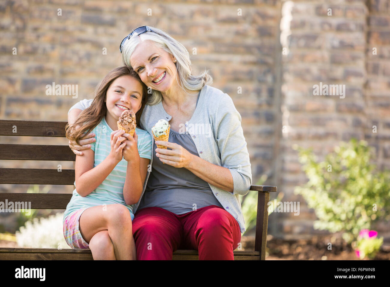 Grand-mère et petite-fille de race blanche eating ice cream Banque D'Images