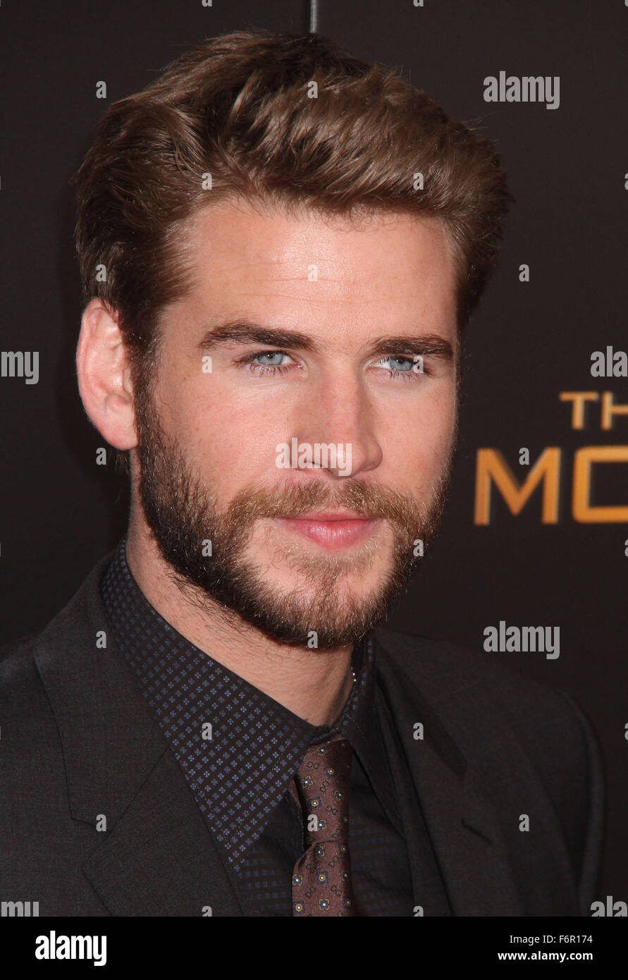 New York, USA. 18 Nov, 2015. L'acteur LIAM HEMSWORTH assiste à la première de New York "Les Jeux de la faim : Clarak - Partie 2' qui s'est tenue dans l'AMC Loews Lincoln Square. Credit : Nancy/Kaszerman ZUMA Wire/Alamy Live News Banque D'Images