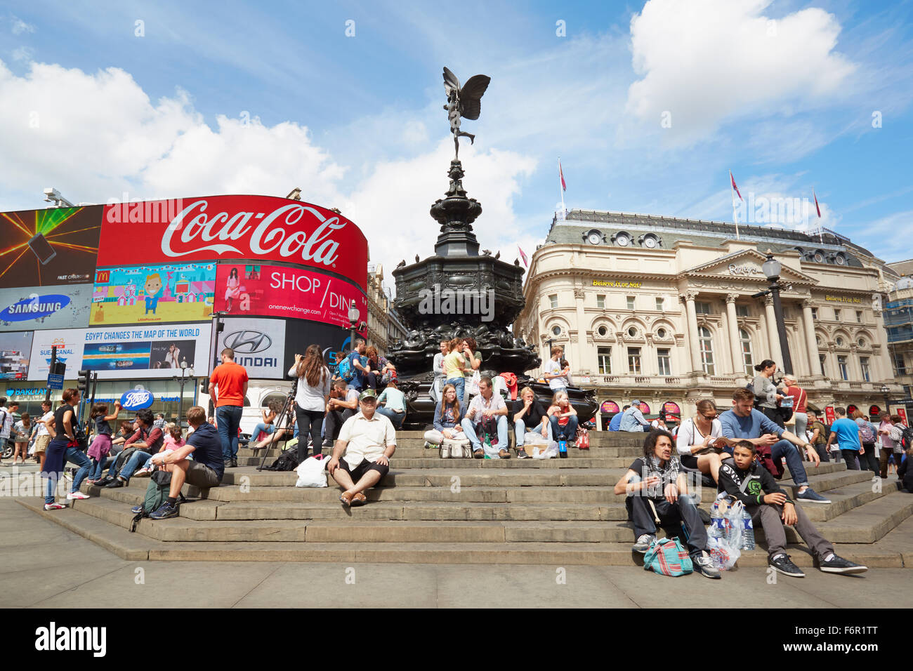 Célèbre Piccadilly Circus signalisation Néon et Eros fontaine avec des gens assis dans le matin Banque D'Images