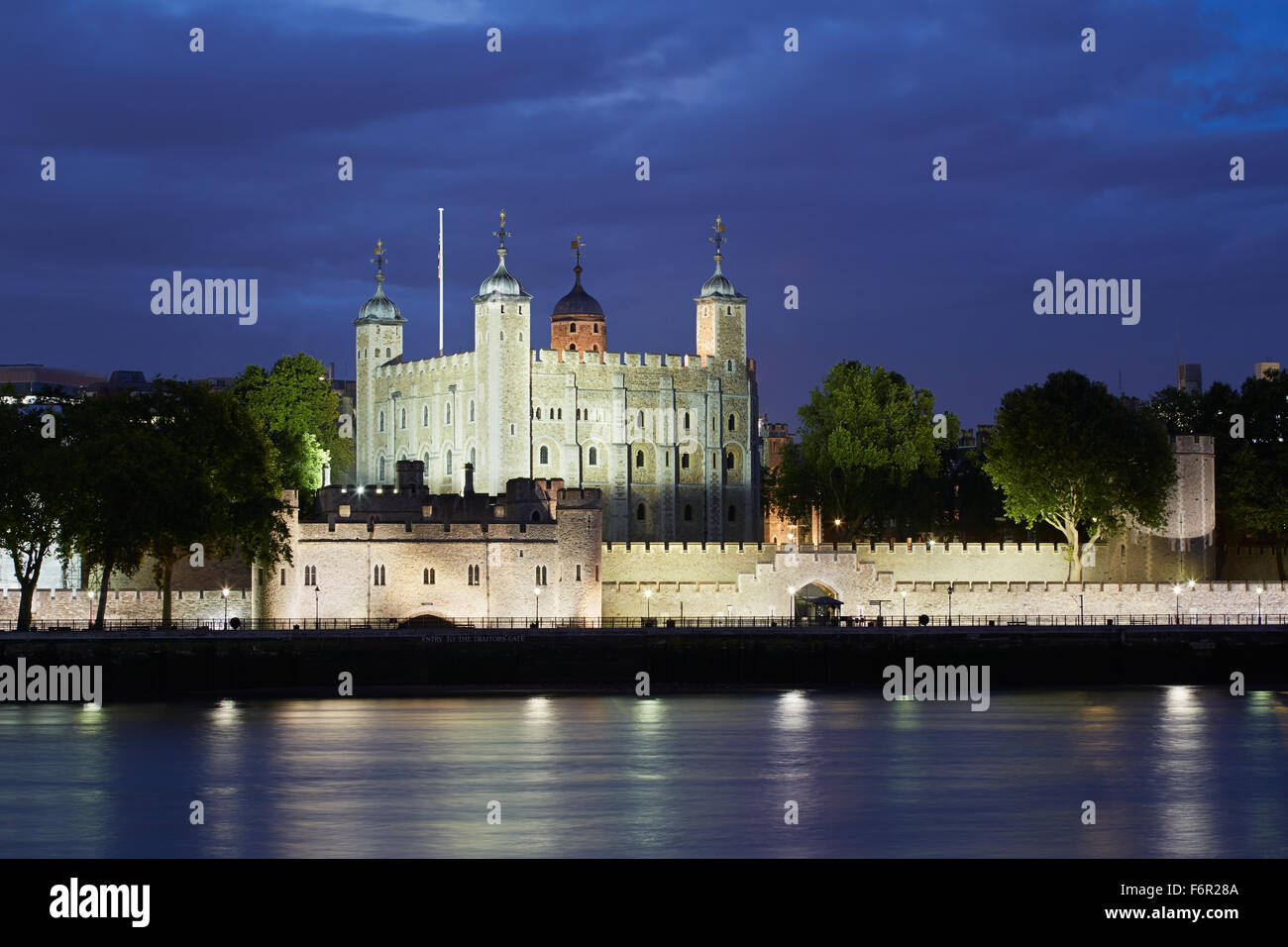 Tour de Londres, le château de nuit avec vue sur la rivière Thames Banque D'Images
