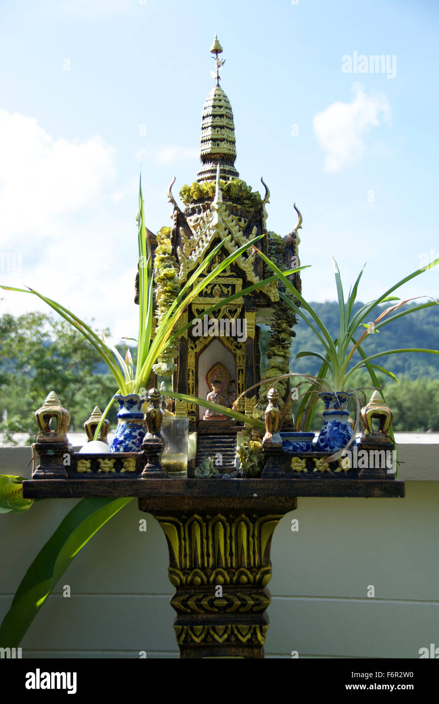 Thai spirit house ; san phra phum (ศาลพระภูมิ : Thai) dans un jardin Banque D'Images