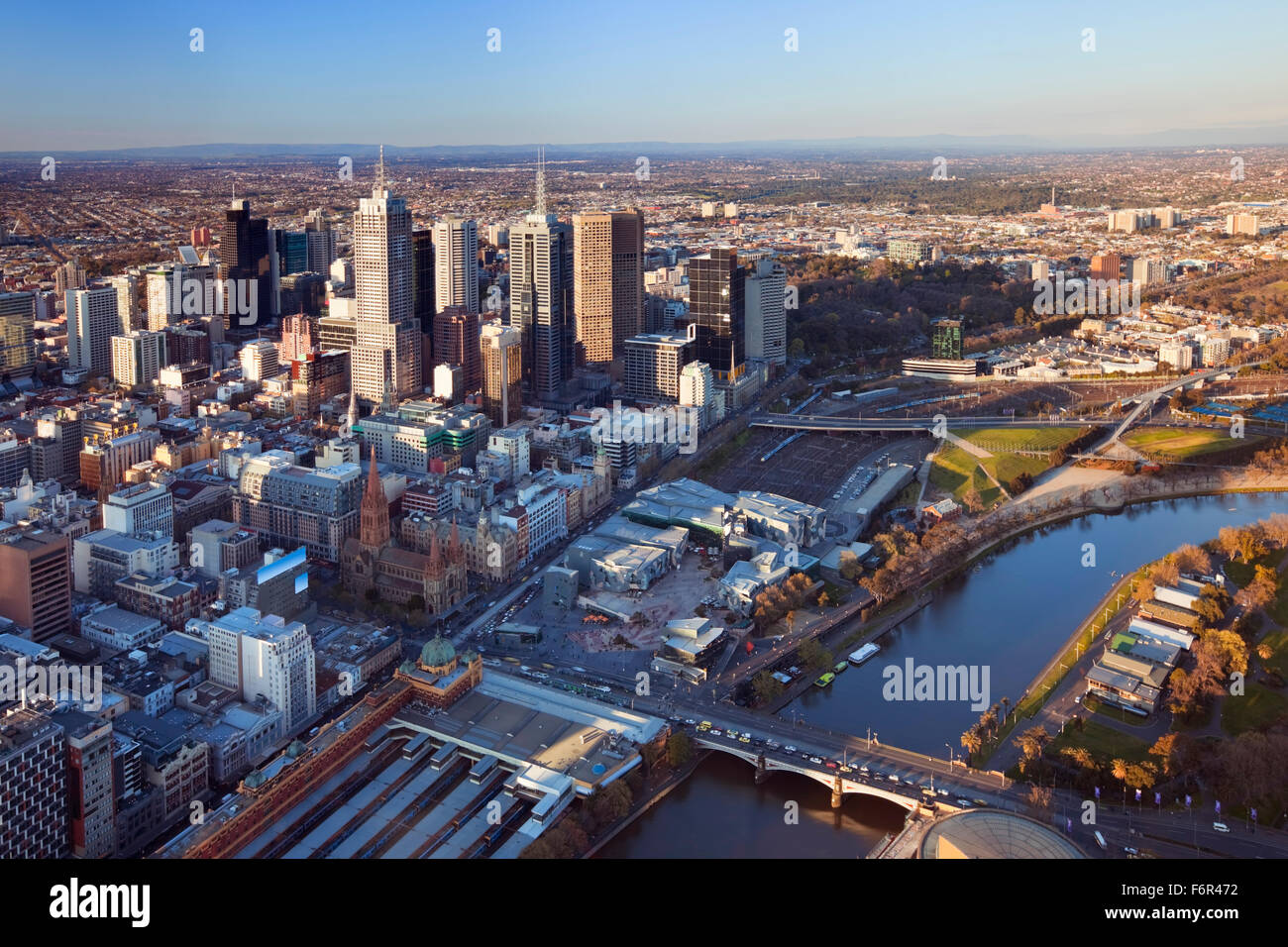 Centre-ville de Melbourne, en Australie avec la gare de Flinders Street, au premier plan. Photographié d'en haut au coucher du soleil. Banque D'Images