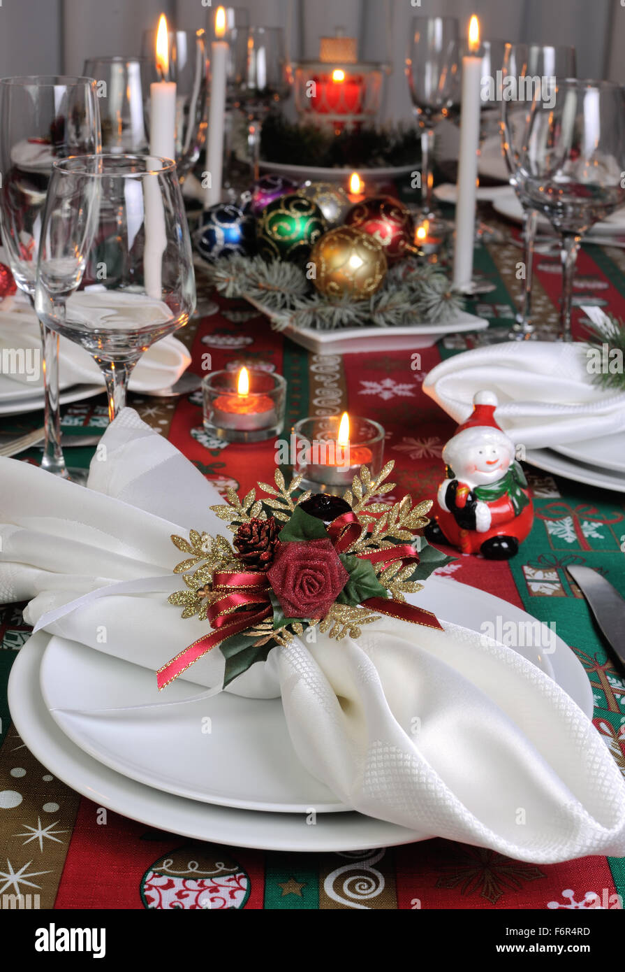 Serviette pliée décoratif sur la table de Noël Banque D'Images