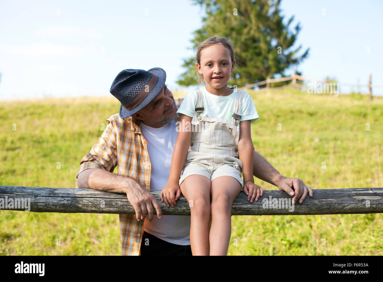 Portrait de grand-père et petite-fille d'une clôture Banque D'Images