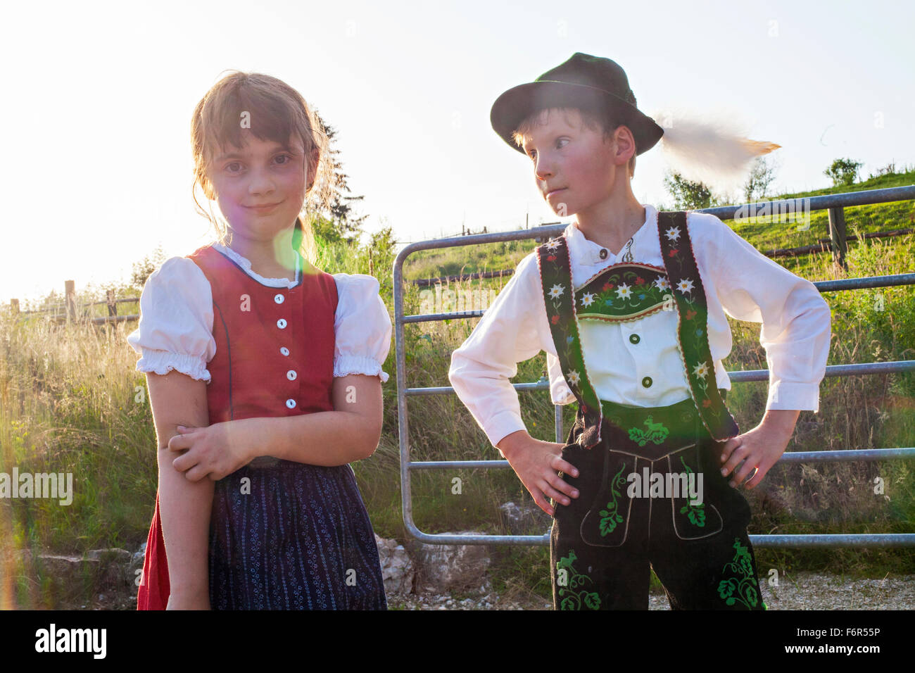 Portrait de garçon et fille en costume traditionnel bavarois Banque D'Images