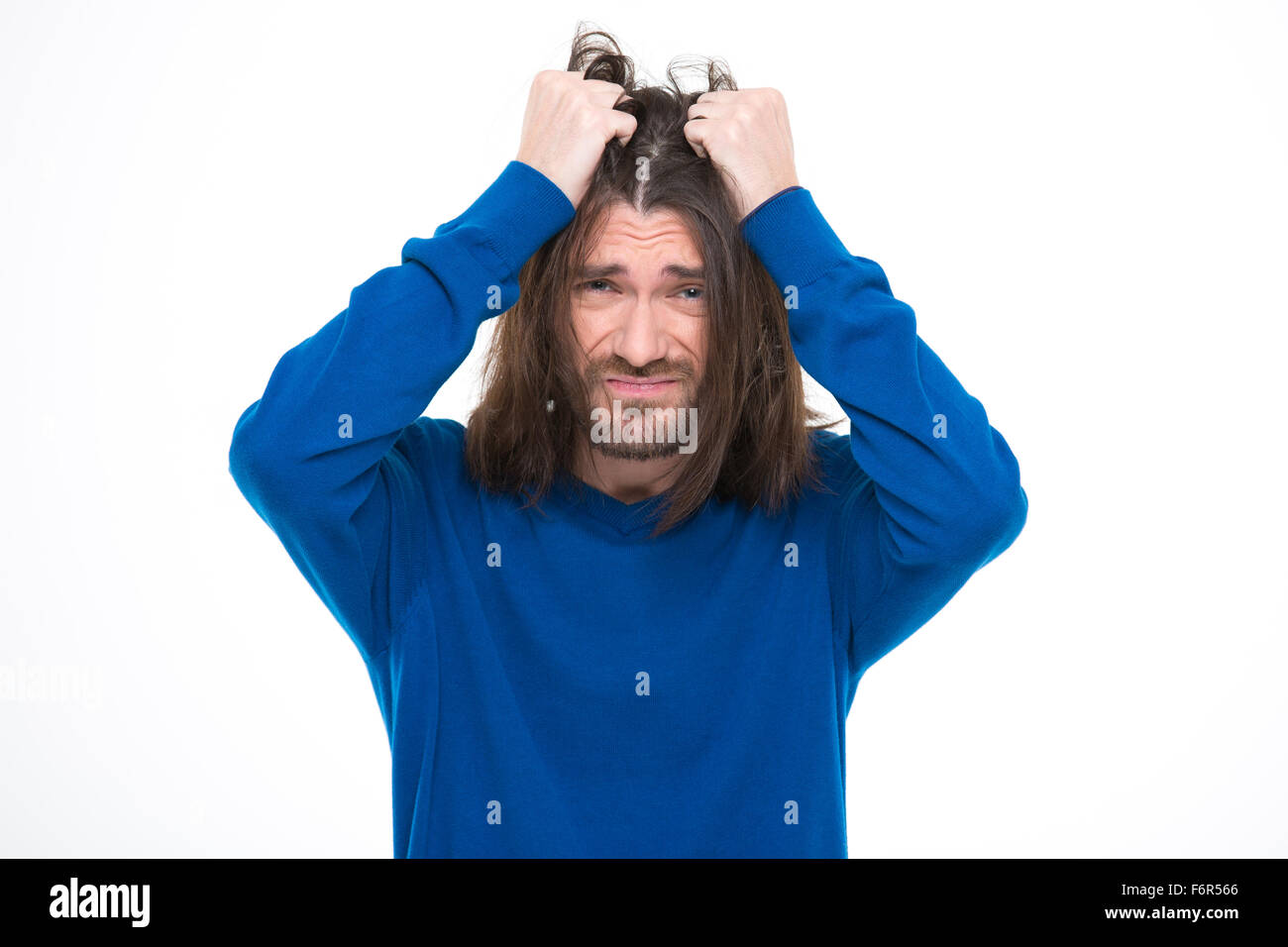 Stresssed dépressifs bel homme aux longs cheveux arracher les cheveux Banque D'Images