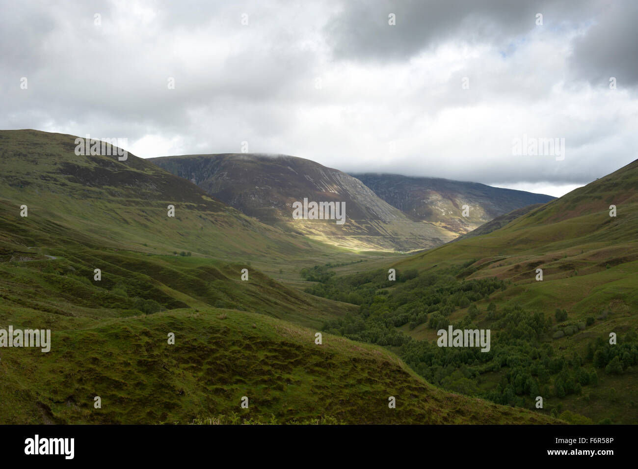 Une vue pittoresque sur Glen Roy avec ses caractéristiques géologiques route parallèle et boisé de rivière Banque D'Images