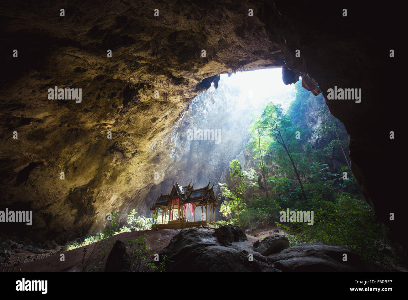 Grotte de Phraya Nakhon est le plus populaire pavillon à Prachuap, Thaïlande. Banque D'Images