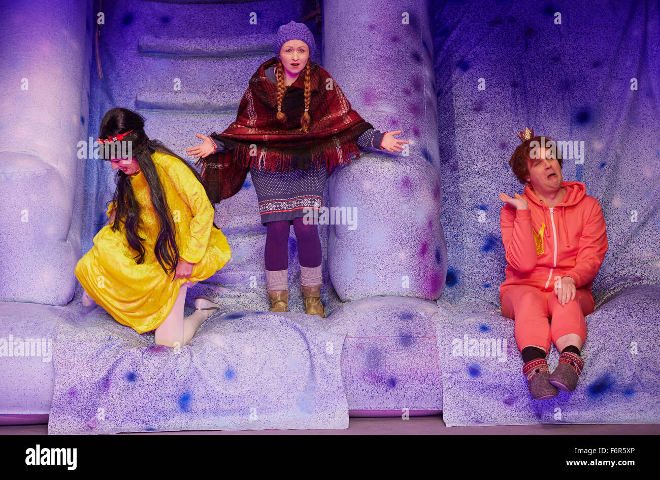 Hambourg, Allemagne. 18 Nov, 2015. Valerija acteurs comme Laubach la princesse (L-R), Alexandra Kurzeja que Gerda, et Mario Klampfl comme le Prince sur scène lors d'une répétition de la presse "La reine des neiges' dans l'Komoedie Winterhuder Faehrhaus Theatre à Hambourg, Allemagne, 18 novembre 2015. La première de The Andersen conte de fée est 22 novembre 2015. Photo : GEORG WENDT/dpa/Alamy Live News Banque D'Images