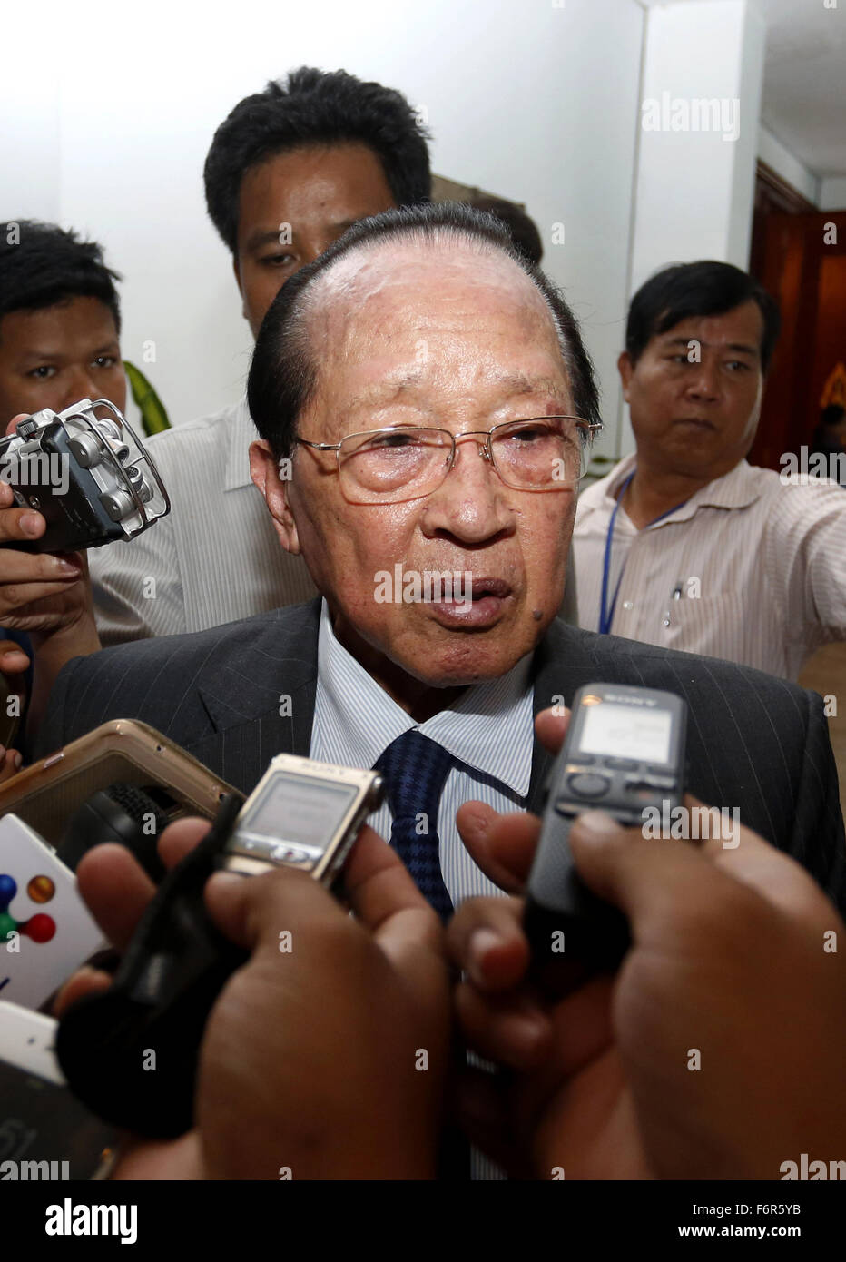 Phnom Penh, Cambodge. 19 Nov, 2015. Vice-Premier ministre cambodgien et Ministre des affaires étrangères Hor Namhong (C) s'adresse aux journalistes à Phnom Penh, Cambodge, 19 novembre 2015. Hor Namhong le jeudi a expliqué le mandat d'arrêt contre le chef de l'opposition cambodgienne Sam Rainsy de diplomates étrangers au Cambodge, en disant que le mandat était 'pas de motivations". © Sovannara/Xinhua/Alamy Live News Banque D'Images