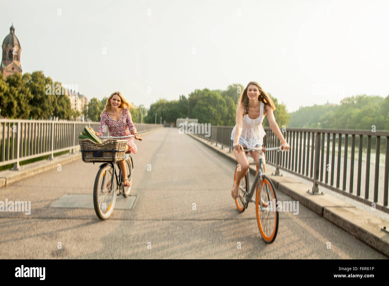 Deux femmes équitation location sur city bridge Banque D'Images