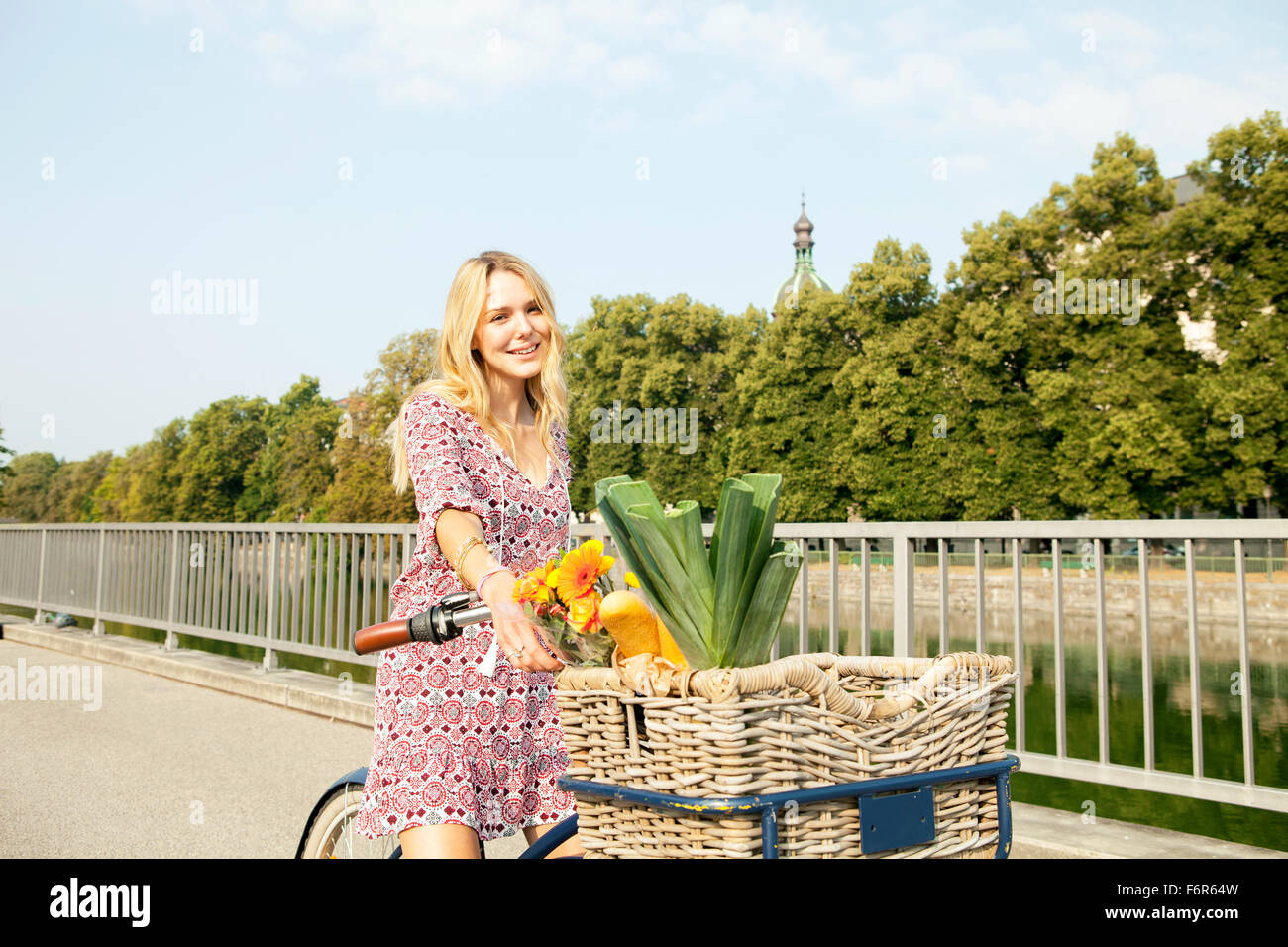 Jeune femme avec location sur city bridge Banque D'Images