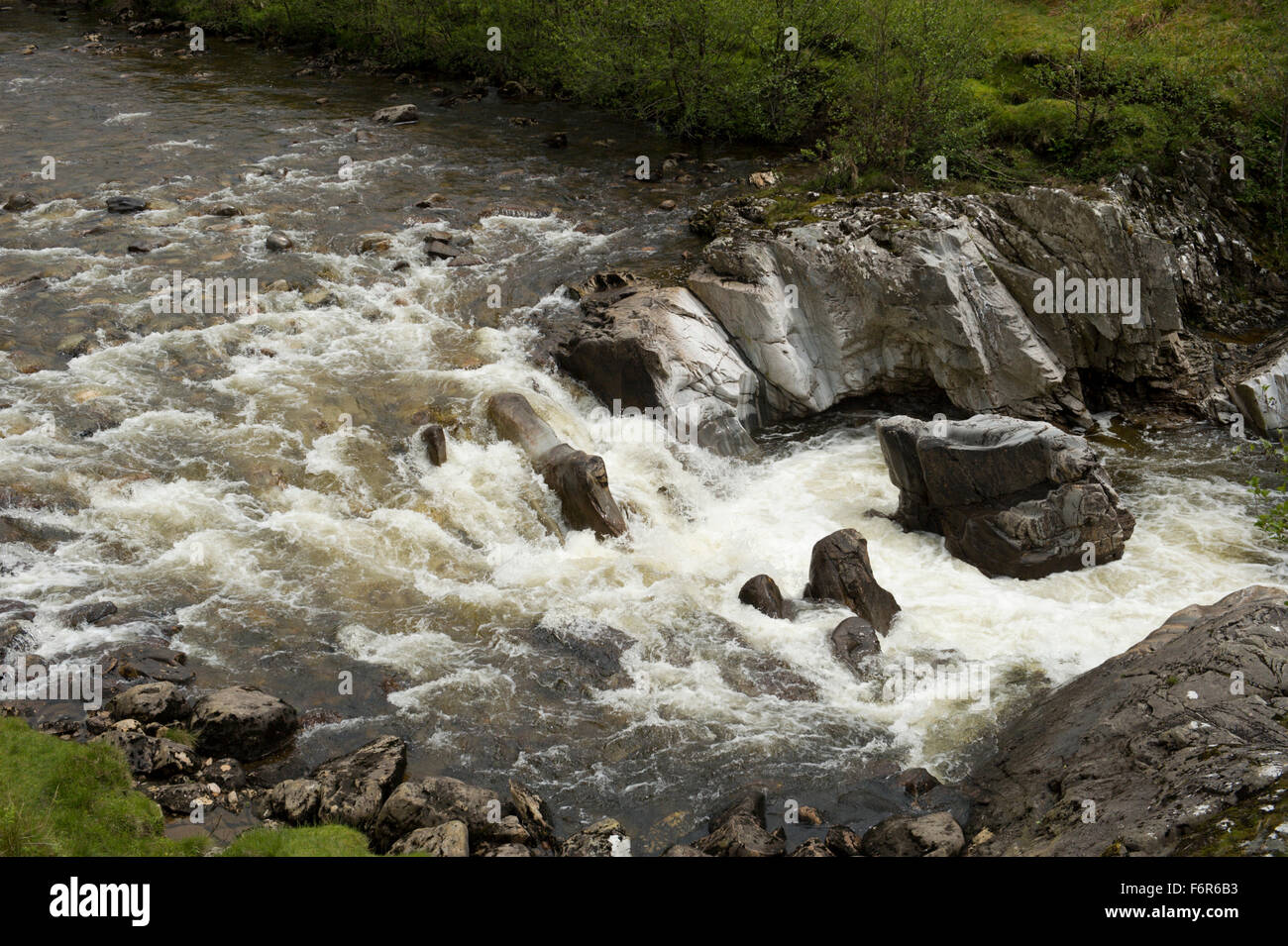 La rivière Roy tumbling sur les rochers, et il produit à Glen Roy Banque D'Images