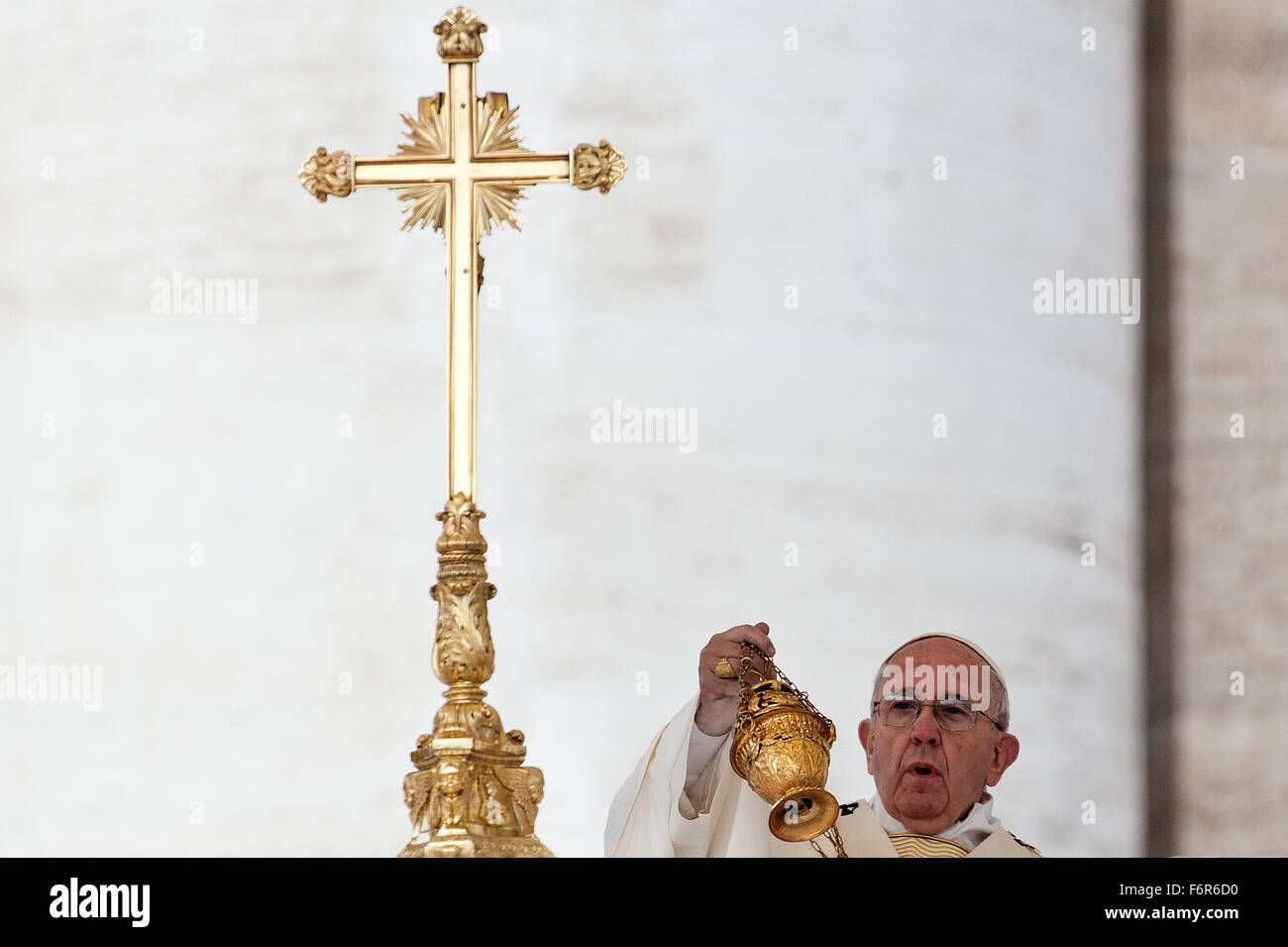 Le pape François ouvre la Messe pour la canonisation de quatre saints dans la place Saint Pierre à Rome avec le Pape François : où : Rome, Italie Quand : 18 Oct 2015 Banque D'Images